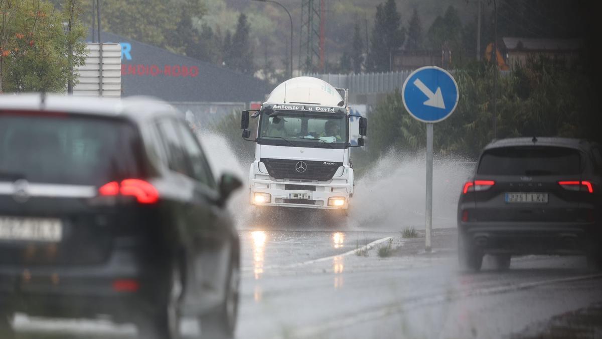 Las fuertes lluvias ha causado balsas de agua en la rotonda de Asua