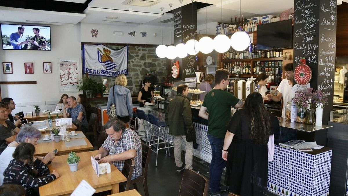 Entre los pintxos que más éxito tienen en el bar Iruña están las croquetas caseras de jamón y el taco de bacalao con "pimienticos".