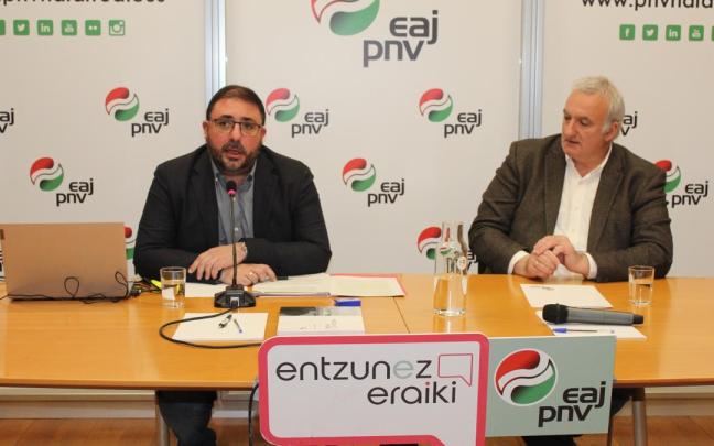 Unai Hualde, presidente del PNV, junto con Xabier Barandiaran Unai Hualde, presidente del PNV, junto con Xabier Barandiaran