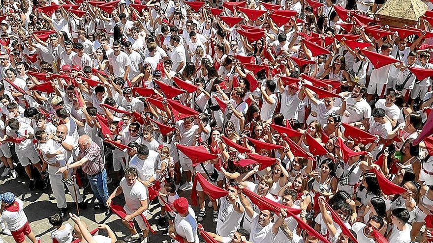 Los vianeses y vianesas, momentos antes del cohete a las 13 horas en la plaza de los Fueros.
