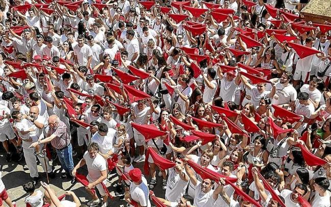 Los vianeses y vianesas, momentos antes del cohete a las 13 horas en la plaza de los Fueros.