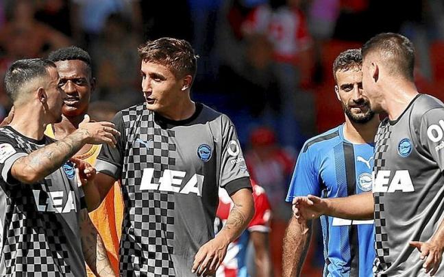 Los jugadores del Alavés dialogan tras la victoria ante el Lugo en el Anxo Carro.