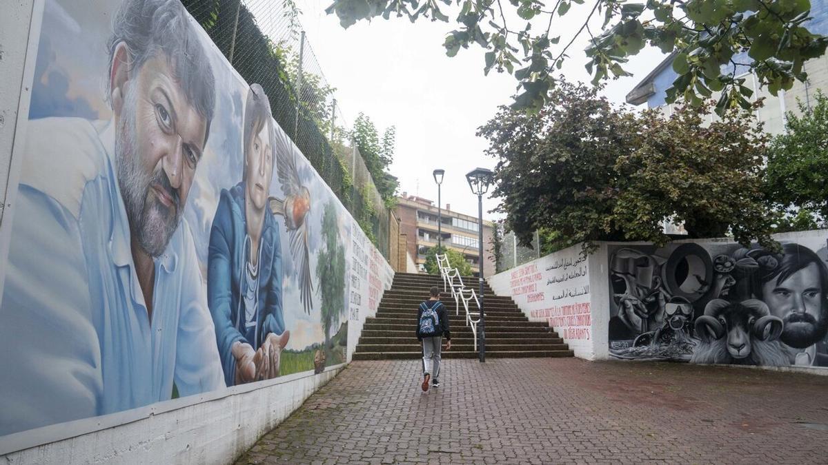 Mikel txokoa, una plaza de Donosti en la que hay dos murales en memoria de Mikel Zabalza, muerto en Intxaurrondo, y sus amigos, que fueron torturados