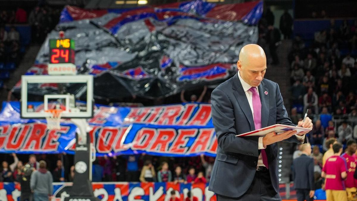 Pe&ntilde;arroya analiza una jugada en la pizarra, durante un momento del partido entre el Baskonia y el Barcelona