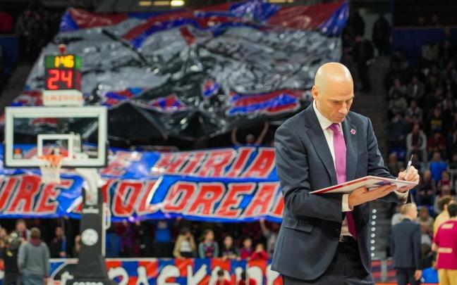 Peñarroya analiza una jugada en la pizarra, durante un momento del partido entre el Baskonia y el Barcelona Peñarroya analiza una jugada en la pizarra, durante un momento del partido entre el Baskonia y el Barcelona