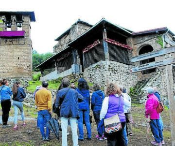Turistas en Ermualde en Llodio.