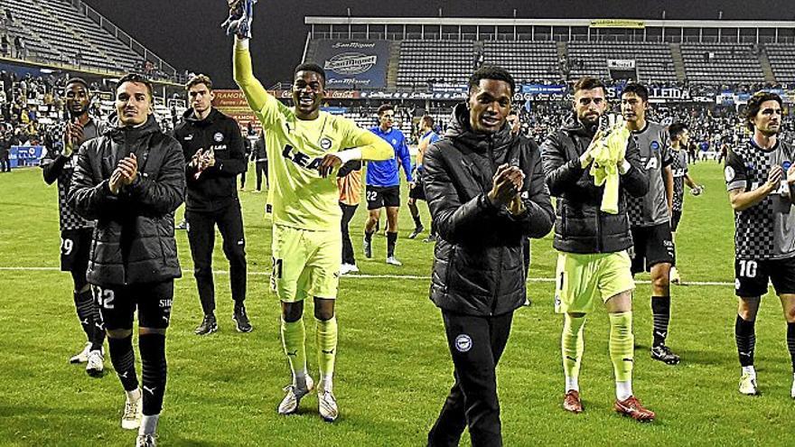 La plantilla del Alavés, con los canteranos en primer plano, saluda a los aficionados albiazules desplazados a Lleida.