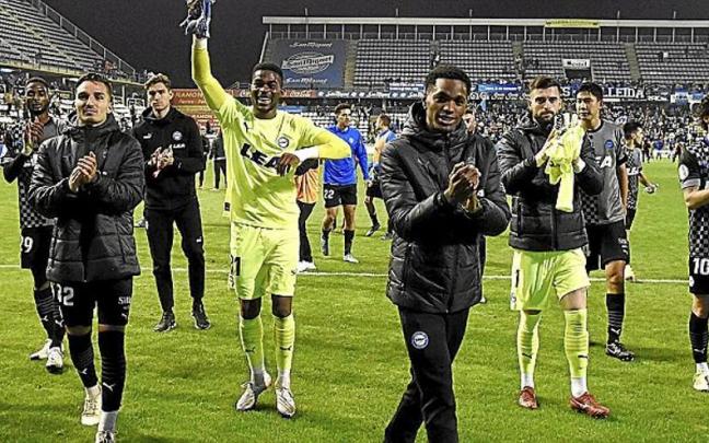 La plantilla del Alavés, con los canteranos en primer plano, saluda a los aficionados albiazules desplazados a Lleida. La plantilla del Alavés, con los canteranos en primer plano, saluda a los aficionados albiazules desplazados a Lleida.