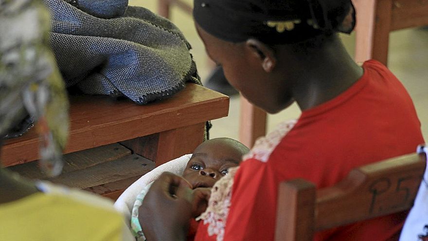 Una mujer sostiene a su bebé en brazos, durante el encuentro de mujeres en Kalehe. | FOTO: LWAMBO CHIZA MAHI / AFEM