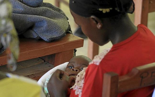 Una mujer sostiene a su beb&eacute; en brazos, durante el encuentro de mujeres en Kalehe. | FOTO: LWAMBO CHIZA MAHI / AFEM