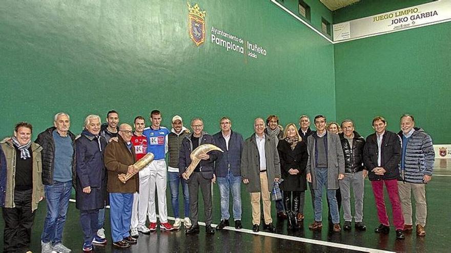 Carmelo Ezpeleta y Stefano Domenicali, sujetando dos cestas de cesta punta, con Unai Laso, Jon Mariezkurrena, Jonathan Hernández, Imanol López y demás invitados en el Labrit.