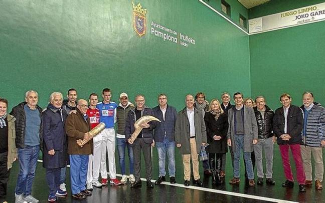 Carmelo Ezpeleta y Stefano Domenicali, sujetando dos cestas de cesta punta, con Unai Laso, Jon Mariezkurrena, Jonathan Hernández, Imanol López y demás invitados en el Labrit.