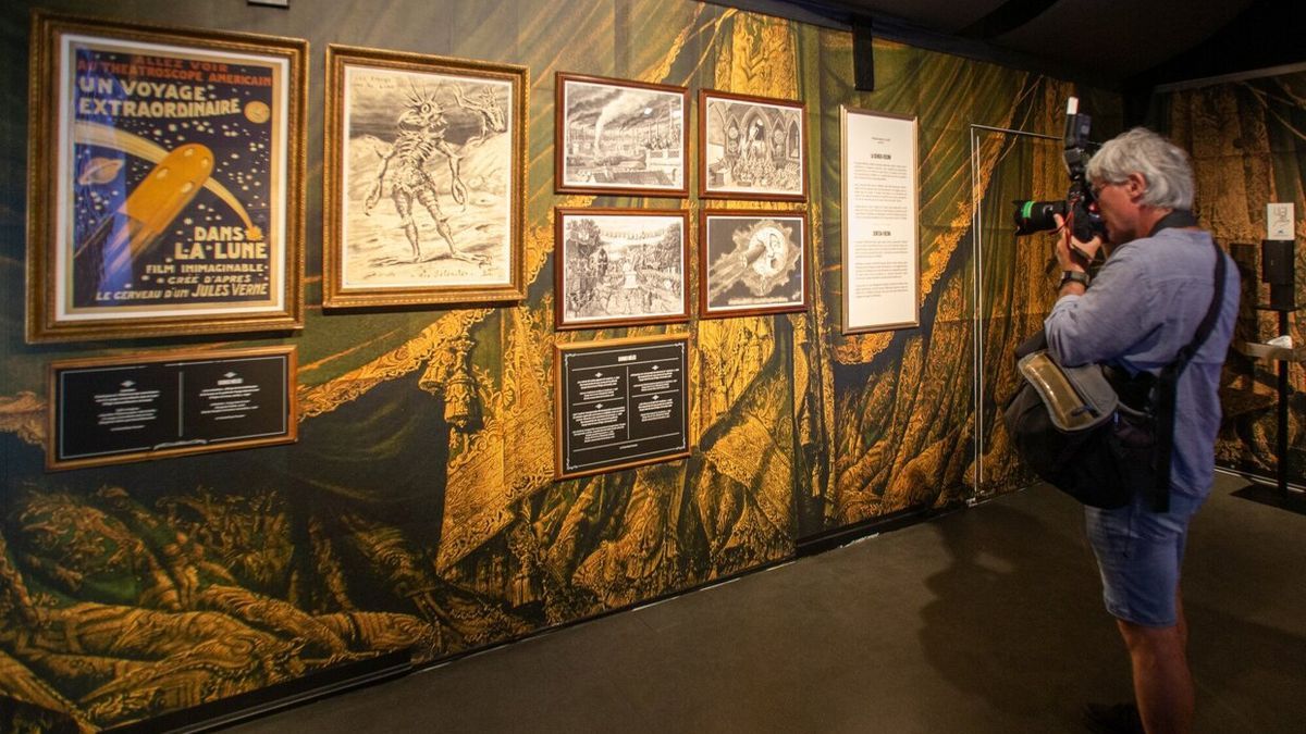Las paredes de la exposición están adornadas con diferentes fotografías, carteles y material de la época de Méliés.
