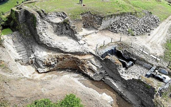 A la izquierda, se distinguen las escaleras y la calle que desemboca en un cuartel de las guerras carlistas. | FOTO: MIREN FERN&Aacute;NDEZ DE GOROSTIZA