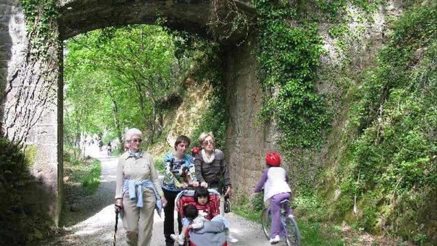 Personas paseando por la Vía Verde del Plazaola.