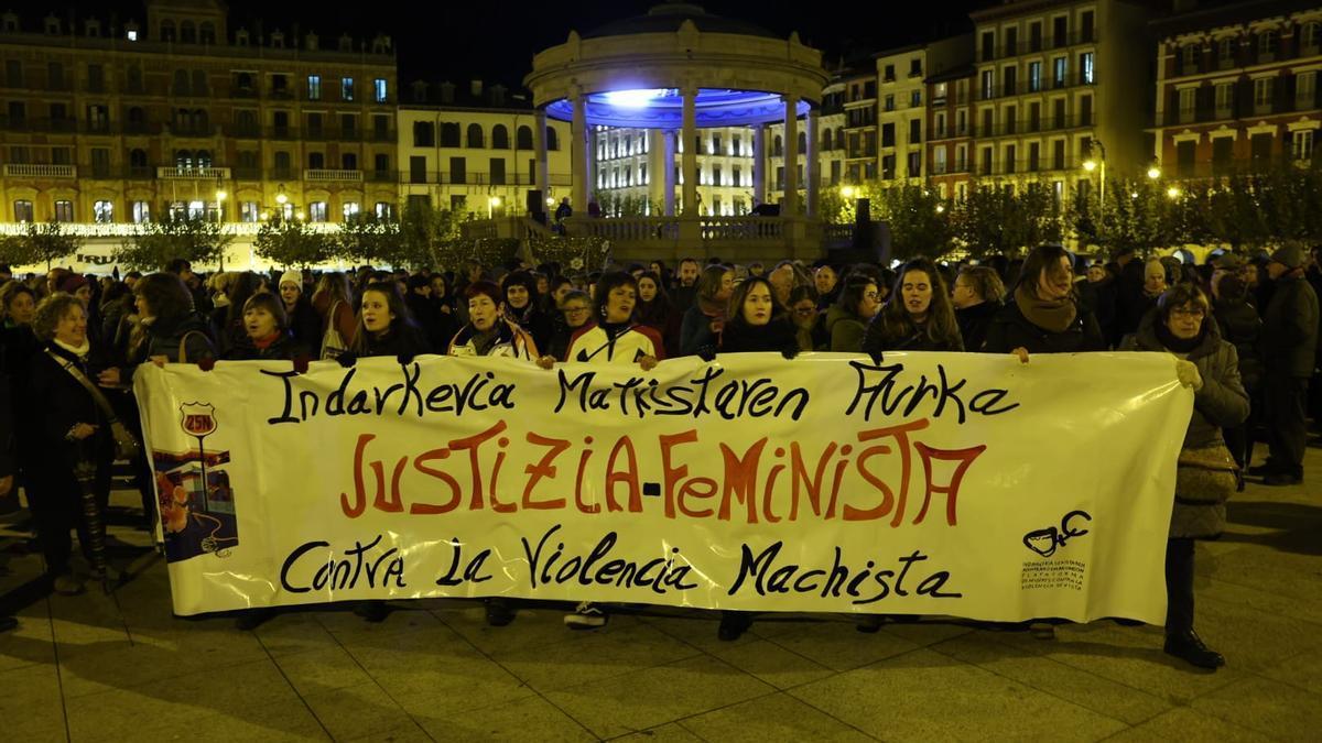 Cabecera de la manifestación del 25N, en la Plaza del Castillo