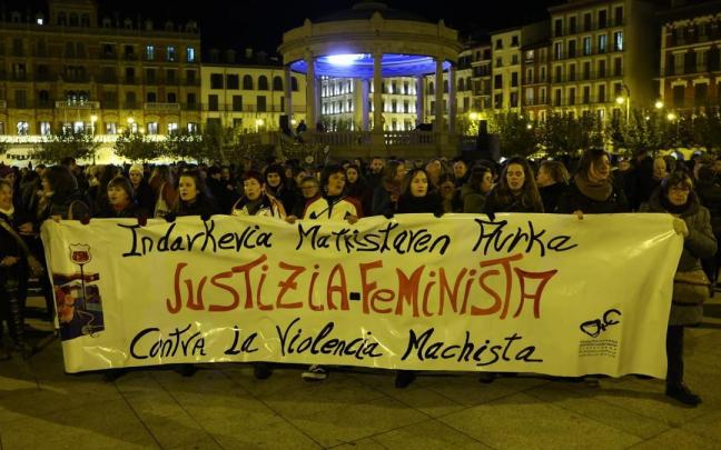 Cabecera de la manifestación del 25N, en la Plaza del Castillo Cabecera de la manifestación del 25N, en la Plaza del Castillo
