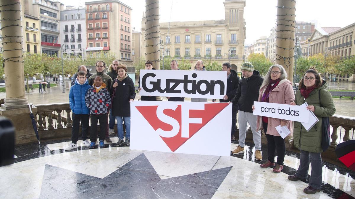 ‘Guztion SF–Sanfermines para todas’ se ha presentado este martes 29 de noviembre en el kiosko de la Plaza del Castillo, coincidiendo con la festividad de San Saturnino.