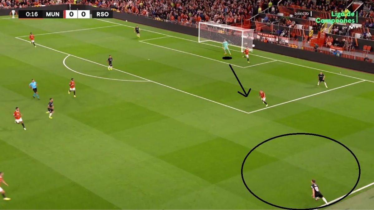 La vía de salida, así, estaba clarísima. Se trataba de conectar desde Remiro (o desde los centrales) con Gorosabel o con Aihen, y de buscar enganchar con los centrocampistas a través de ambos.