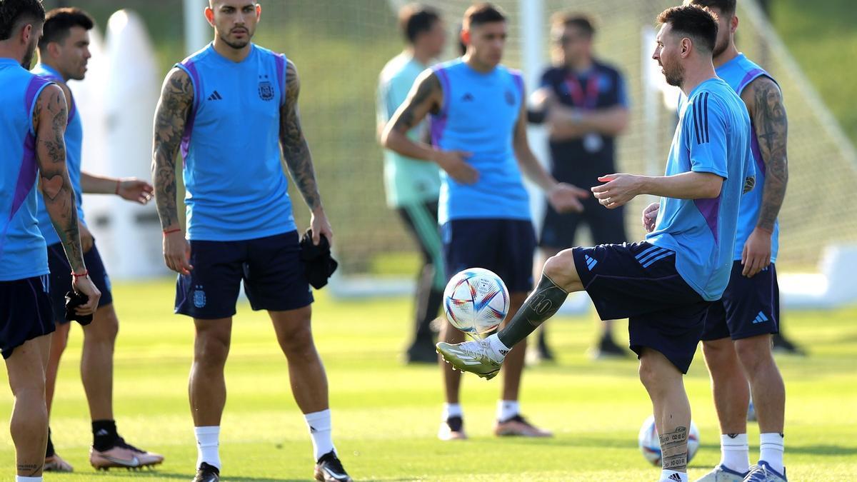 Leo Messi se ejercita junto al resto de compañeros de la selección argentina.