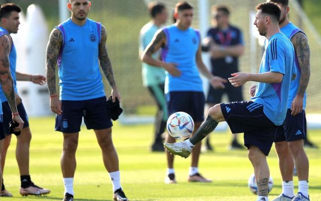 Leo Messi se ejercita junto al resto de compa&ntilde;eros de la selecci&oacute;n argentina.