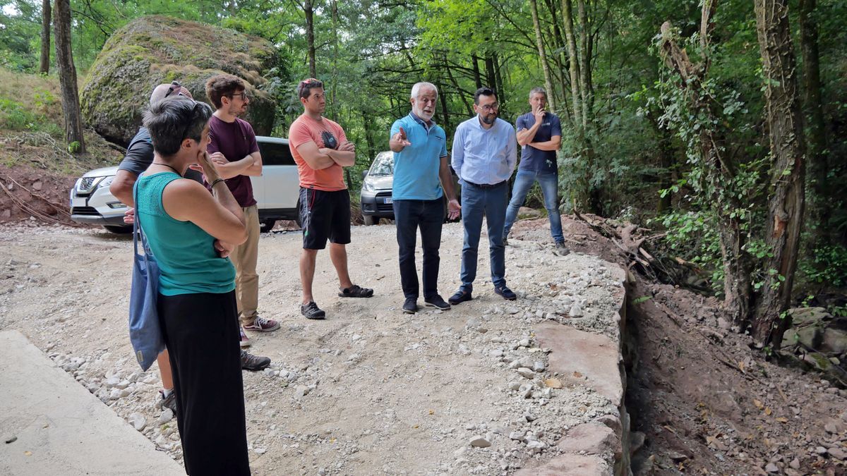 El director general de Administración Local y Despoblación, Jesús Mari Rodríguez, y el presidente de la Mancomunidad de Malerreka, Jon Telletxea, acompañados por los alcaldes de Elgorriaga, Ituren, Doneztebe/Santesteban, Sunbilla y Zubieta, durante la visita a las obras.