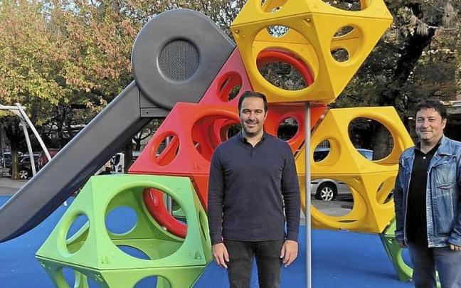 Iban San Martin y Xabier Txurruka en un parque. | FOTO: ZARAUZKO UDALA