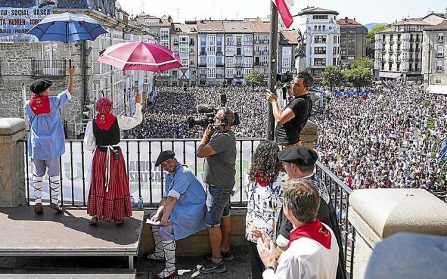 Unax Ferrera –Celedón Txiki–, y Elaia Berganzo –Edurne–, tomaron la palabra e invitaron a los chavales a divertirse y disfrutar a lo grande de la jornada festiva. Unax Ferrera –Celedón Txiki–, y Elaia Berganzo –Edurne–, tomaron la palabra e invitaron a los chavales a divertirse y disfrutar a lo grande de la jornada festiva.