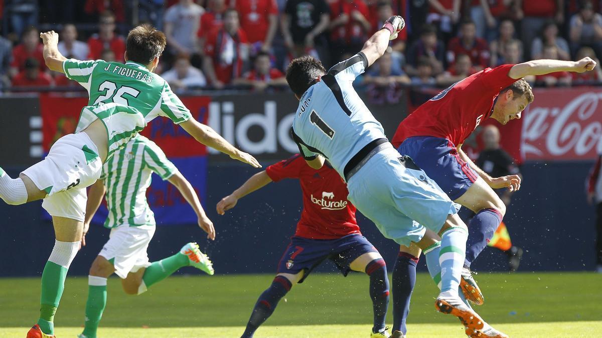 El último partido de la Liga 2013-14, con Oriol Riera como rojillo y los béticos Adán y Figueras.