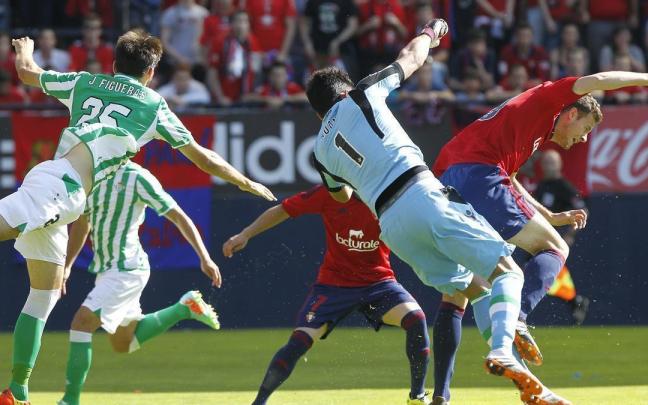 El último partido de la Liga 2013-14, con Oriol Riera como rojillo y los béticos Adán y Figueras.