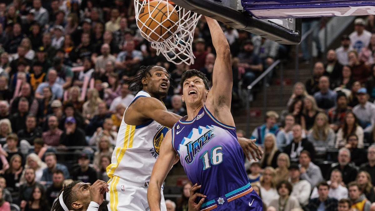 Fontecchio logra un mate con la mano izquierda en el partido ante los Warriors