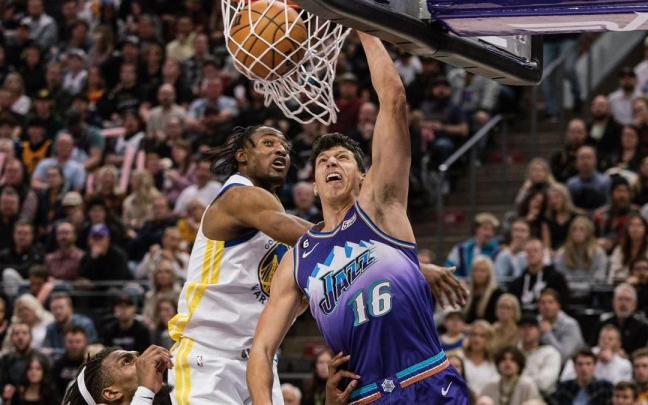Fontecchio logra un mate con la mano izquierda en el partido ante los Warriors