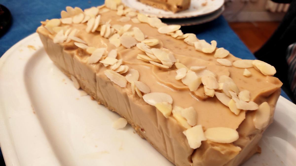 La tarta de un turrón es una buena solución para dar salida a los excedentes navideños.