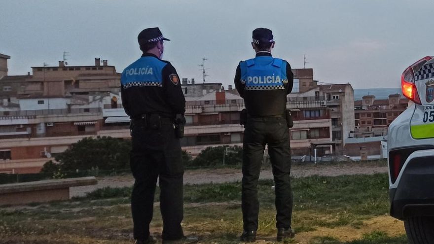 Dos agentes de la Policía Local de Tudela.