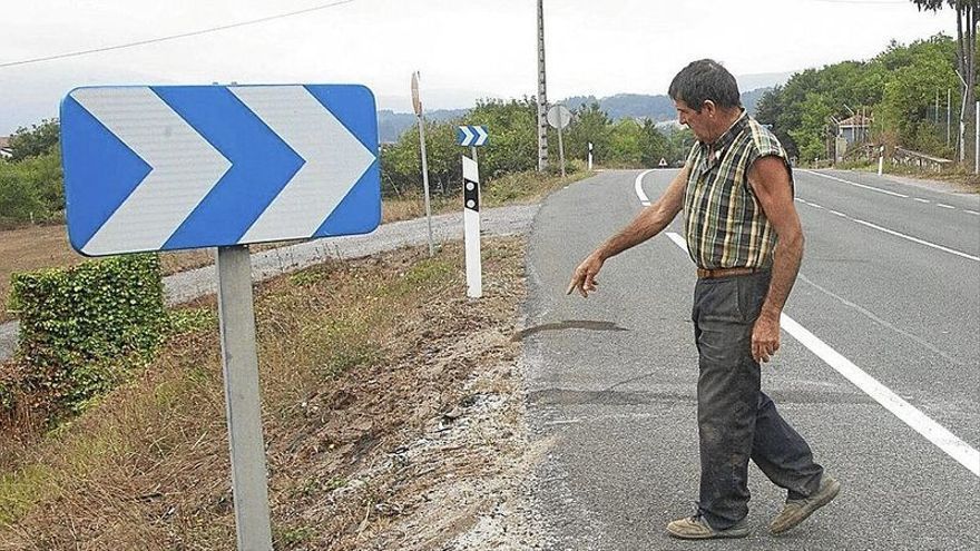 Una persona pasea por la zona en la que se produjo el accidente el jueves.