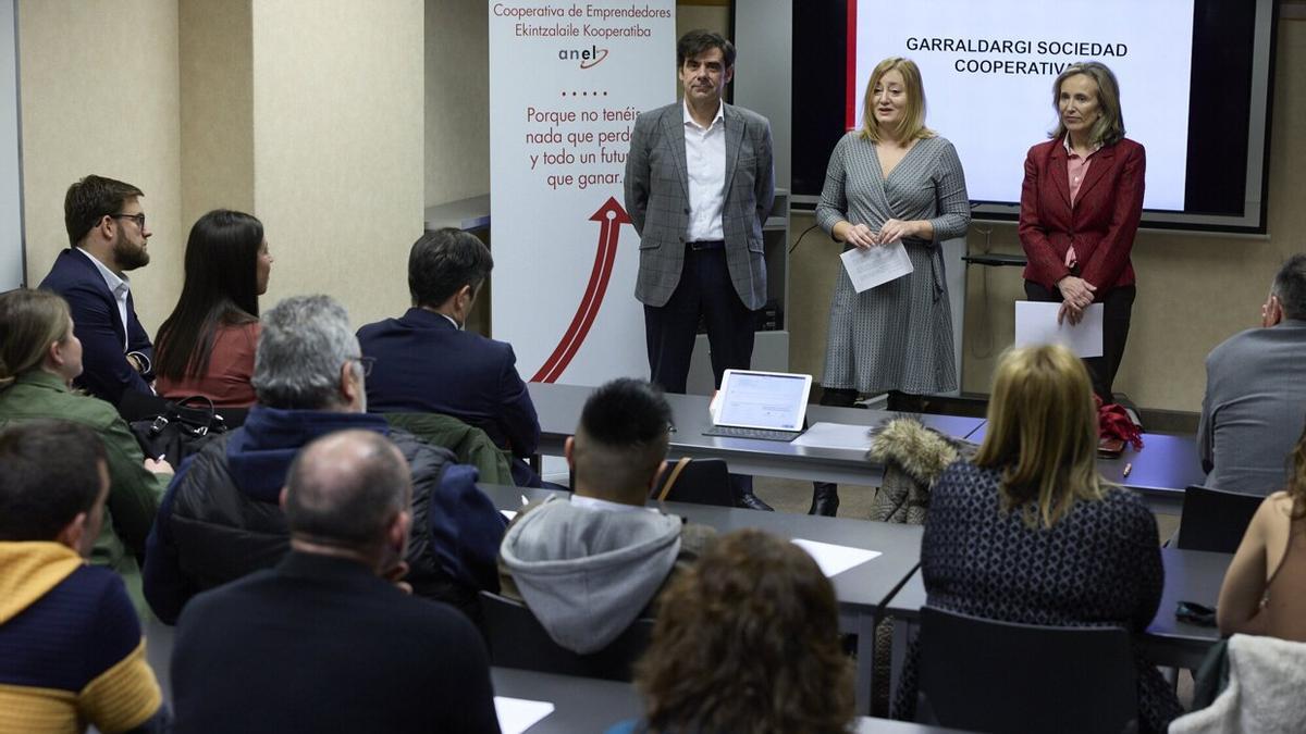 Ignacio Ugalde, Miriam Martón e Izaskun Goñi, durante su intervención en el acto.
