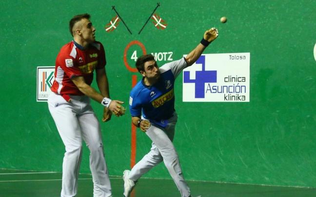 Peio Etxeberria entra de aire ante la presencia de Jon Ander Peña en el duelo de Tolosa. Peio Etxeberria entra de aire ante la presencia de Jon Ander Peña en el duelo de Tolosa.