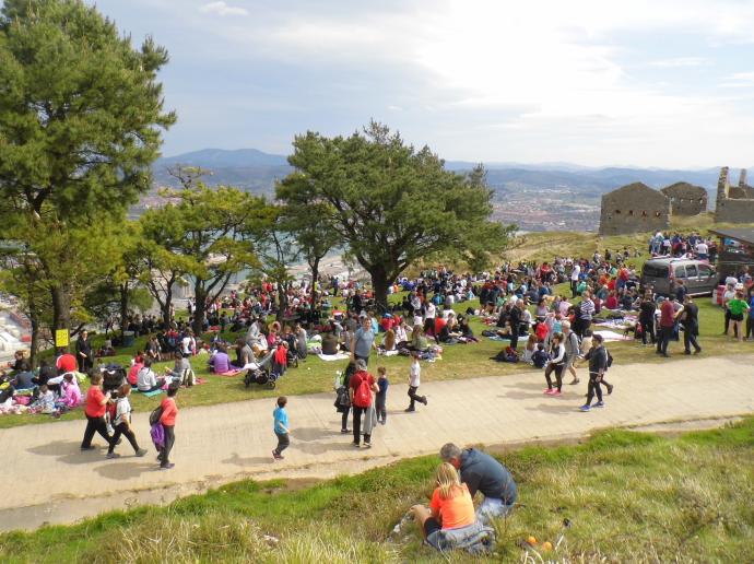 El Serantes volverá a recuperar su aspecto habitual cada Lunes de Pascua con la celebración de la fiesta de Cornites.