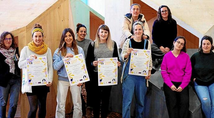 Varias de las mujeres creativas que estarán presentes el sábado en la feria itinerante de Dinagu en la Faktoria de Llodio. Foto: Cedida