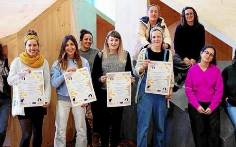 Varias de las mujeres creativas que estarán presentes el sábado en la feria itinerante de Dinagu en la Faktoria de Llodio. Foto: Cedida