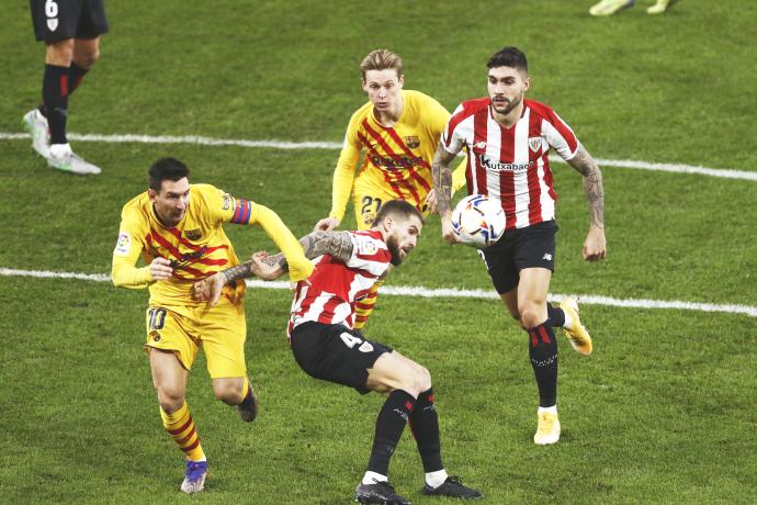 Leo Messi pugna por el balón con Iñigo Martínez en el enfrentamiento liguero de la temporada pasada en San Mamés (2-3), en el que el argentino marcó dos goles.