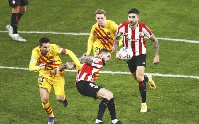 Leo Messi pugna por el balón con Iñigo Martínez en el enfrentamiento liguero de la temporada pasada en San Mamés (2-3), en el que el argentino marcó dos goles. Leo Messi pugna por el balón con Iñigo Martínez en el enfrentamiento liguero de la temporada pasada en San Mamés (2-3), en el que el argentino marcó dos goles.
