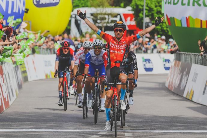 Pello Bilbao lidera el Tour de los Alpes tras su victoria de etapa.