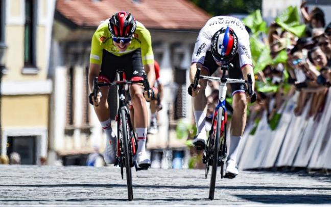 Pogacar bate a Mohoric en la última etapa del Tour de Eslovenia. Pogacar bate a Mohoric en la última etapa del Tour de Eslovenia.