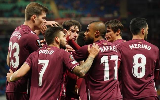 Los jugadores de la Real Sociedad celebran uno de los dos goles ante el Leipzig en la ida de los dieciseisavos de la Europa League.
