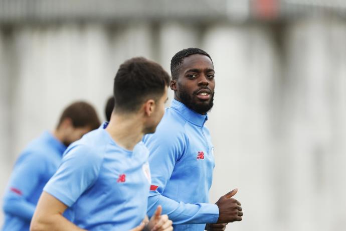 Iñaki Williams realiza carrera continua al comienzo del entrenamiento de ayer en Lezama.