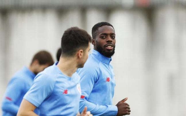 Iñaki Williams realiza carrera continua al comienzo del entrenamiento de ayer en Lezama.