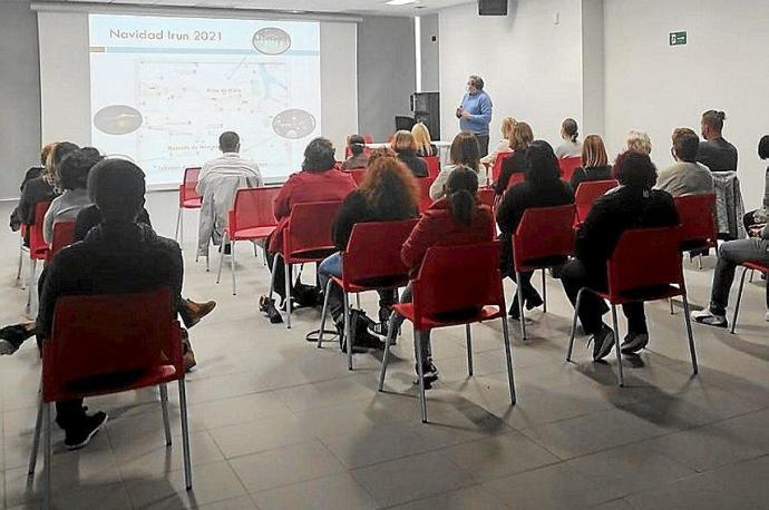 Comerciantes en una de las reuniones de dinamización. Foto: N.G.