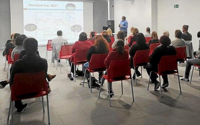 Comerciantes en una de las reuniones de dinamización. Foto: N.G.