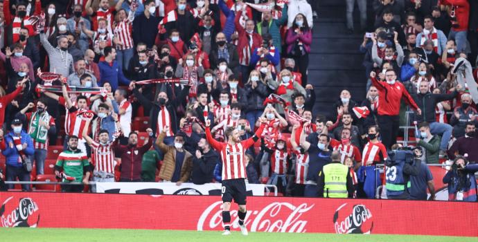 Iker Muniain celebra con la grada su gol en la victoria al Villarreal, último partido disputado hasta la fecha en San Mamés.